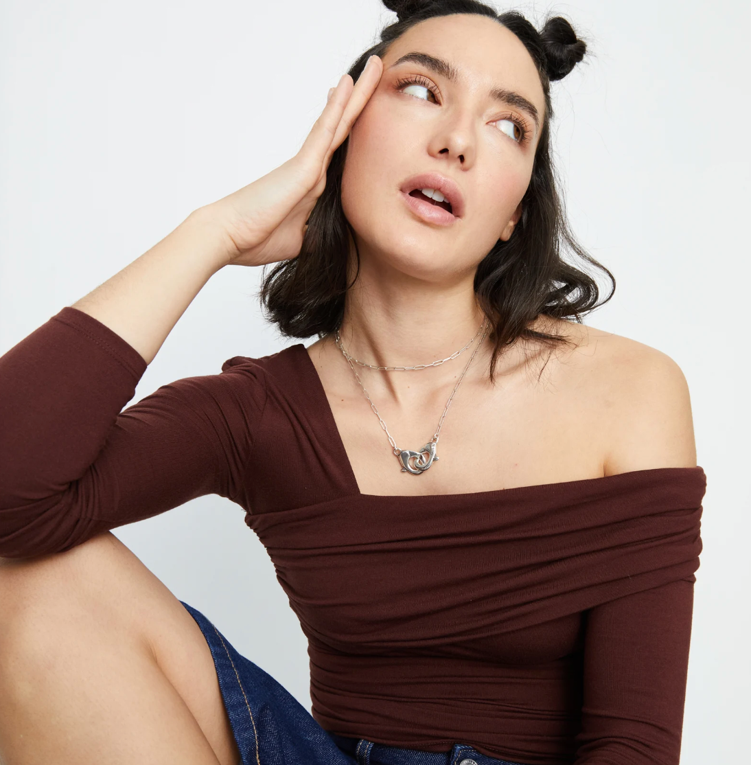 Collar largo bañado en plata con mosquetón entrelazado
