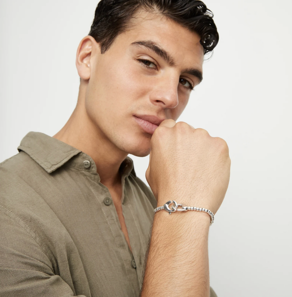 Pulsera de bolas pequeñas bañada en plata con mosquetón entrelazado