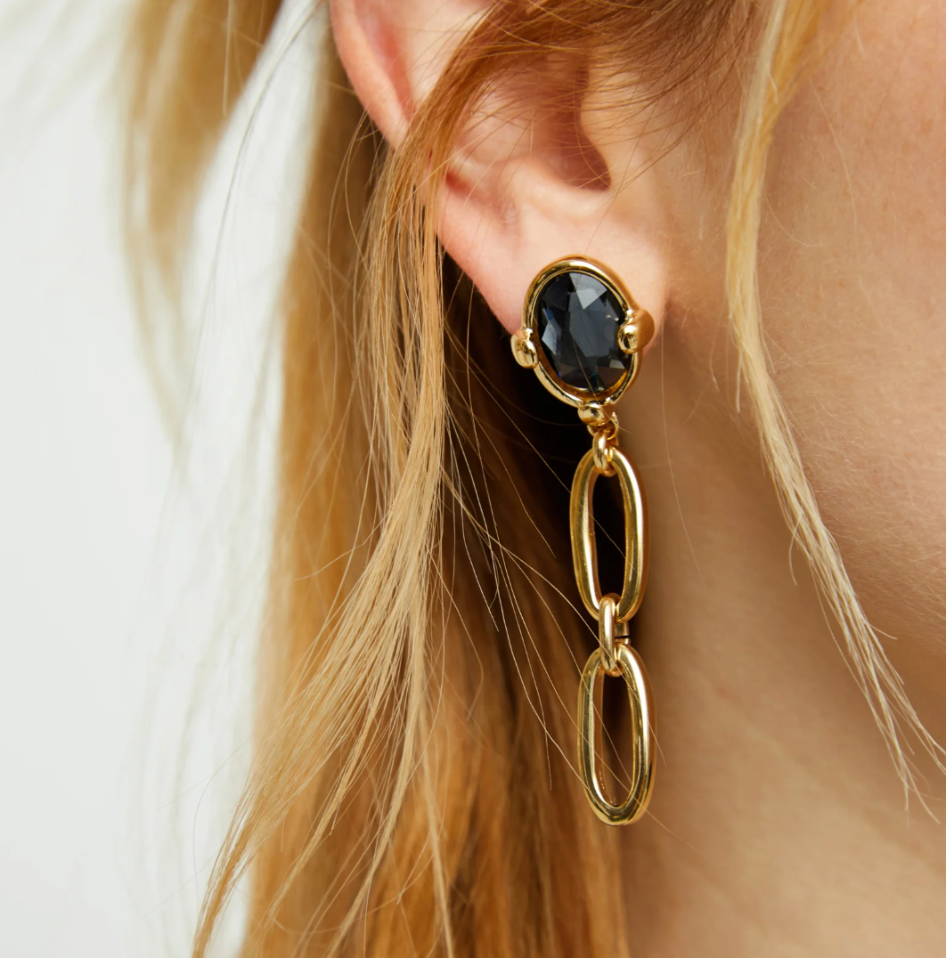 Pendientes largos bañados en oro 18k con cristal facetado negro y eslabones