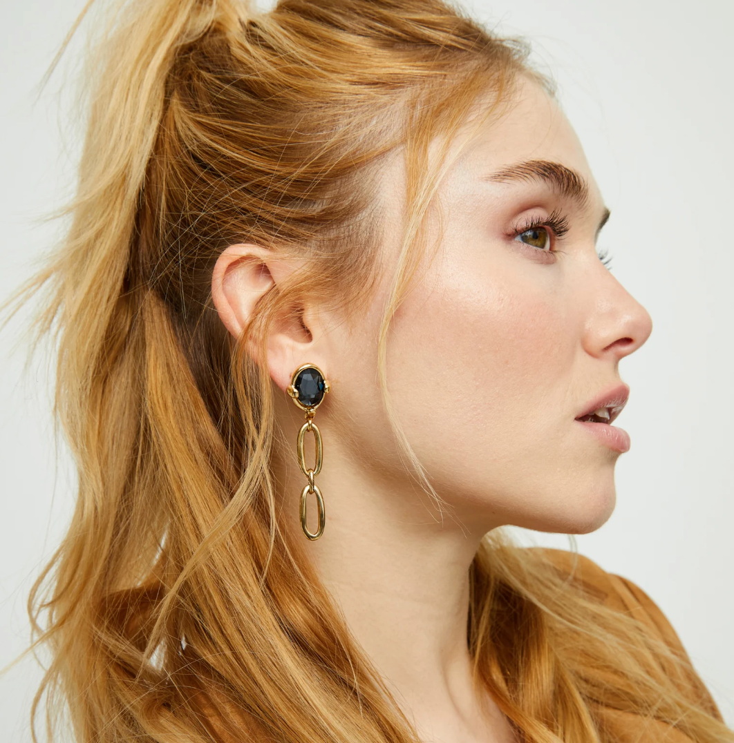 Pendientes largos bañados en oro 18k con cristal facetado negro y eslabones