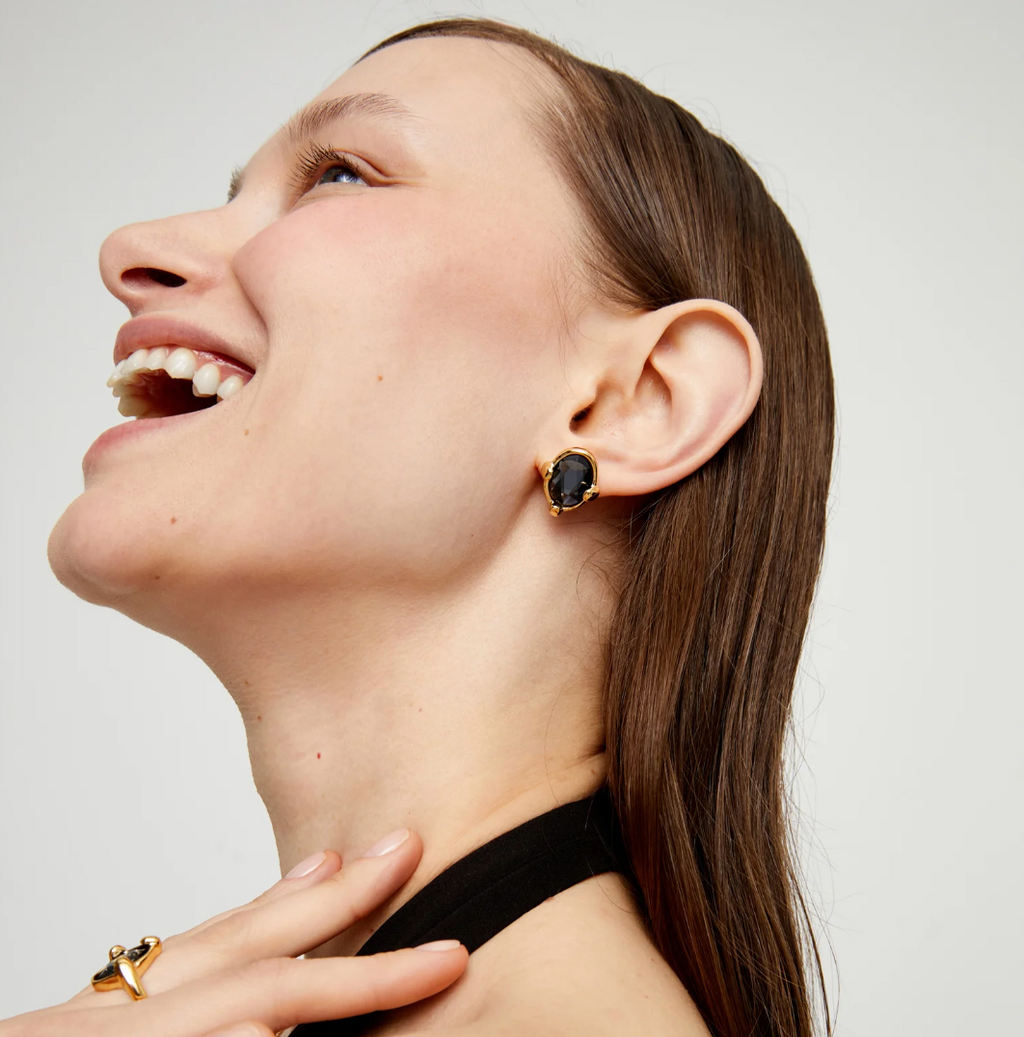 Pendientes bañados en oro 18k con cristal facetado ovalado negro