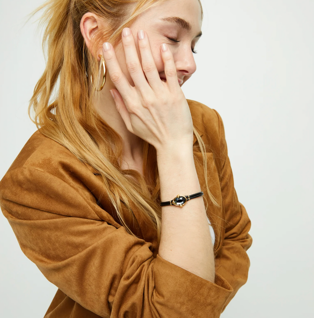 Pulsera de cuero y baño en 18k con cristal facetado ovalado negro