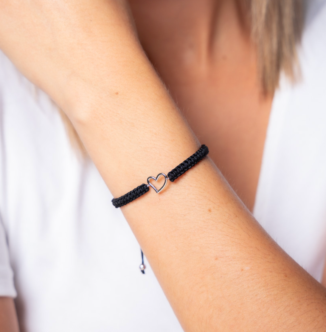 Pulsera corazón macramé negro de plata de ley 925 bañada en rodio