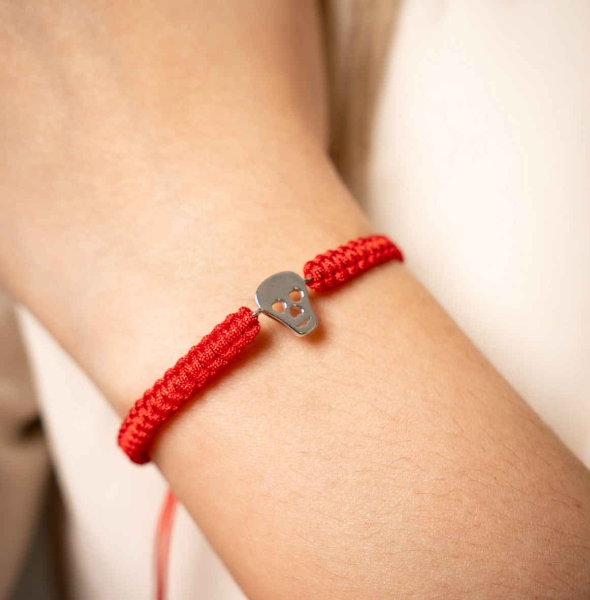 Pulsera calavera macramé rojo de plata de ley 925 bañada en rodio
