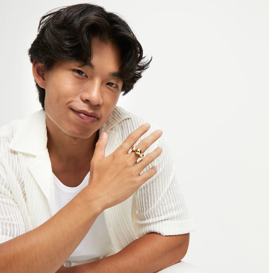 Anillo bañado en oro 18k y tres bolas centrales TALLA 15
