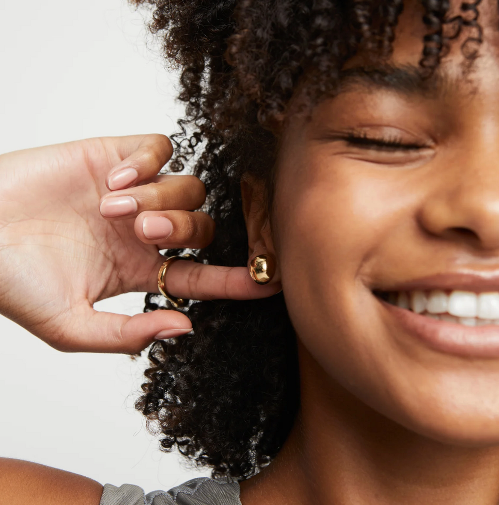 Pendientes bañados en oro 18k en forma de bola