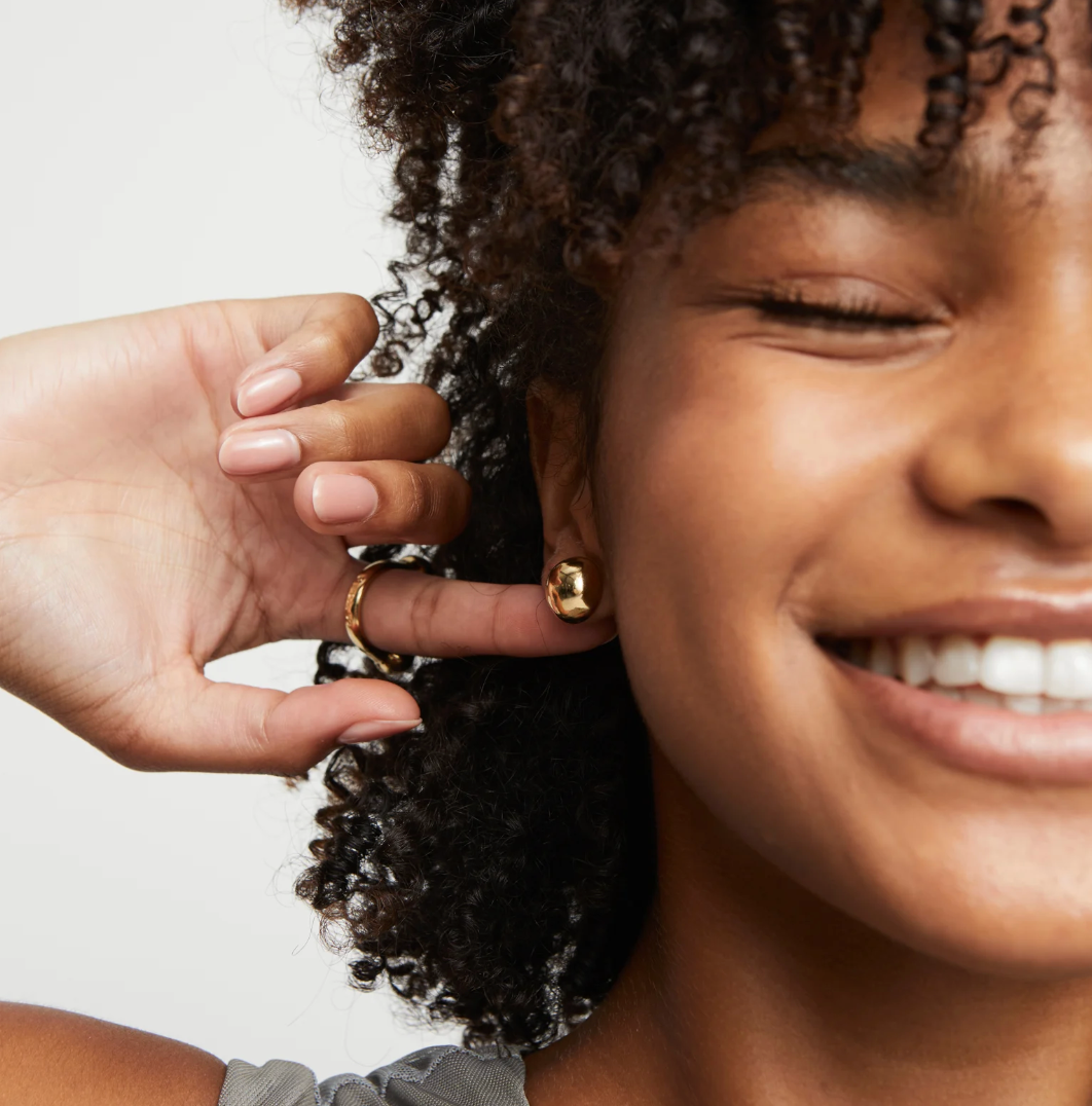 Pendientes bañados en oro 18k en forma de bola