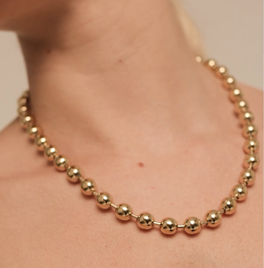 Collar bañado en oro de 18k con cuentas esféricas grandes y cierre hormiga