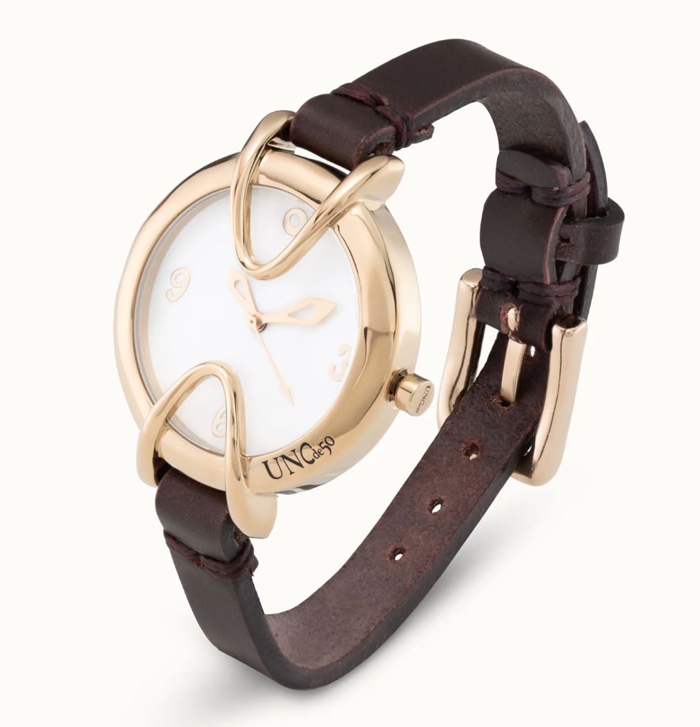 Reloj bañado en oro 18k con correa de cuero negra, esfera redonda con interior en color blanco