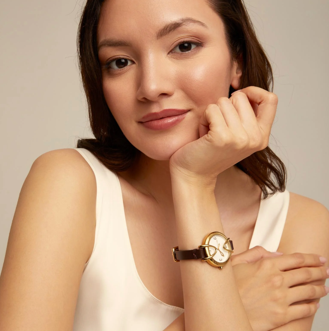 Reloj bañado en oro 18k con correa de cuero negra, esfera redonda con interior en color blanco