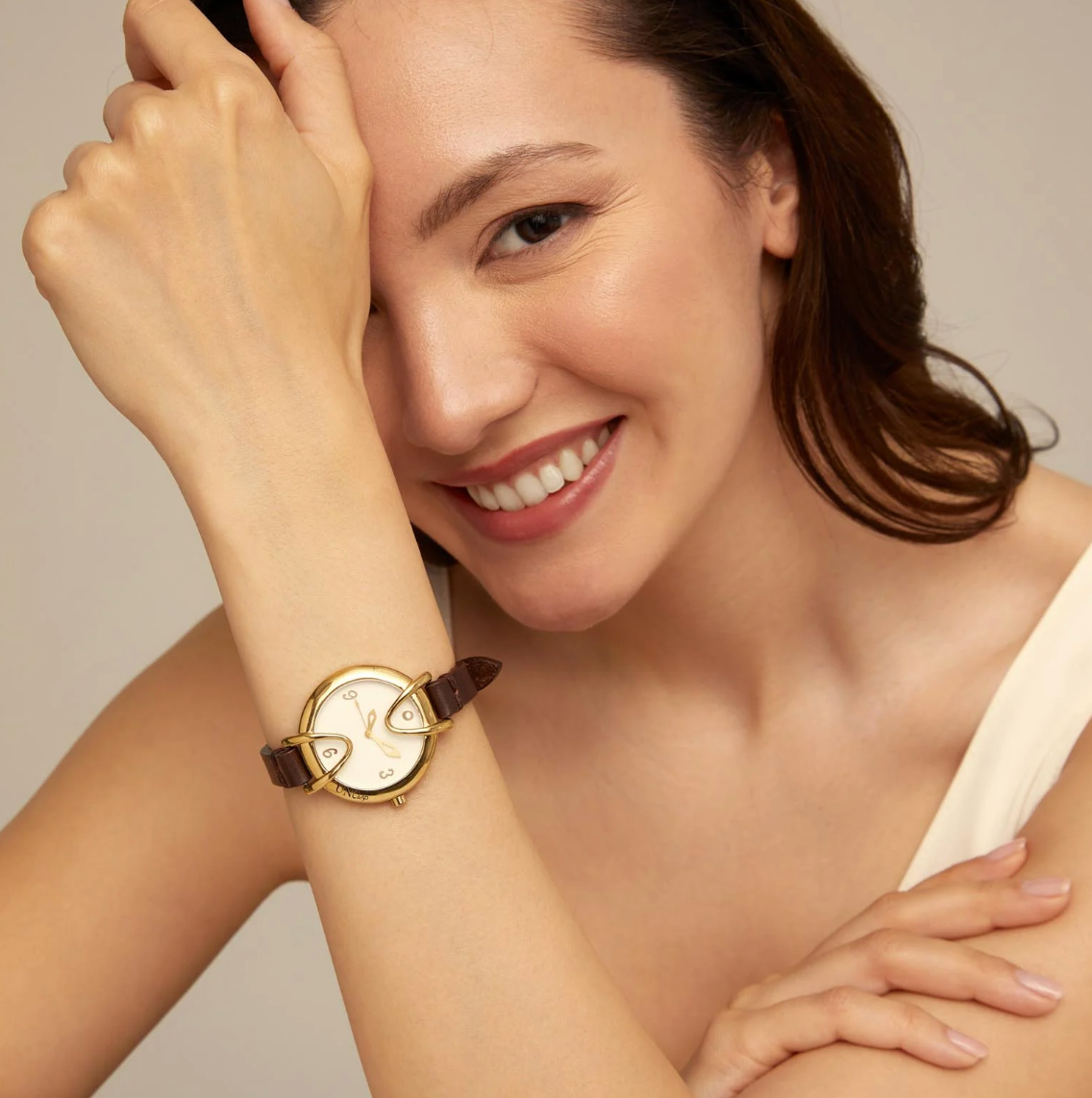 Reloj bañado en oro 18k con correa de cuero negra, esfera redonda con interior en color blanco