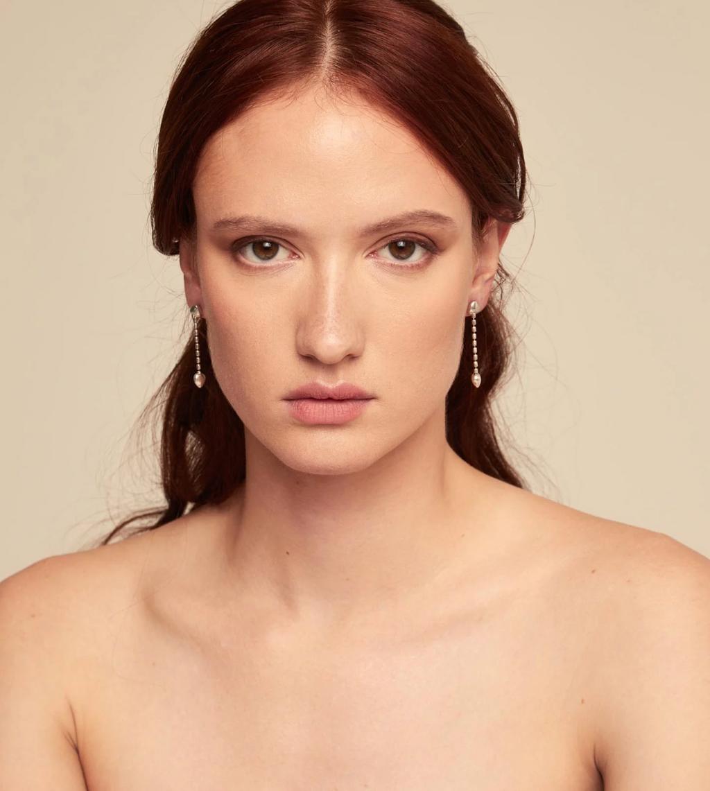 Pendientes bañados en plata de ley con cadena colgante y corazones pequeños