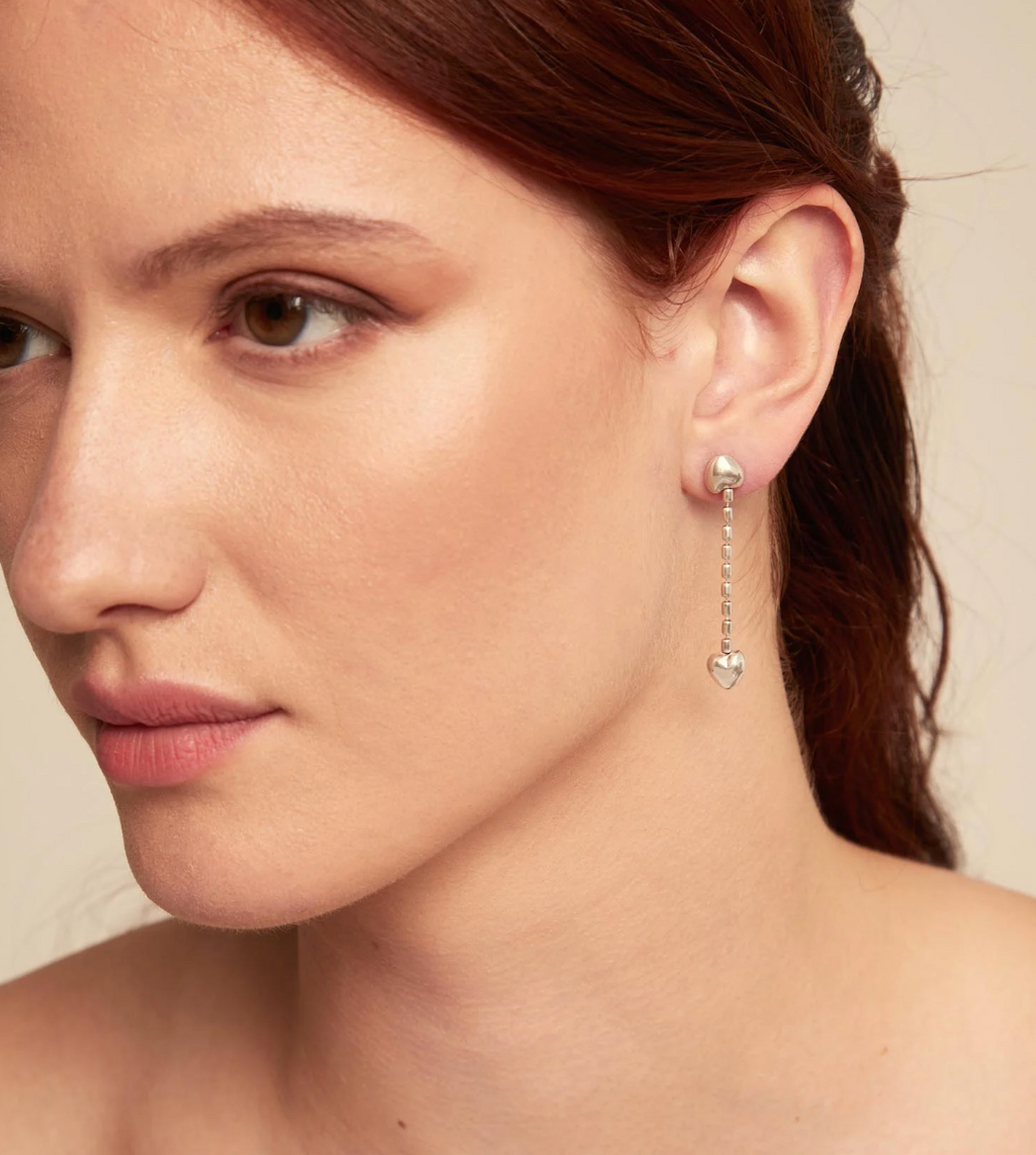 Pendientes bañados en plata de ley con cadena colgante y corazones pequeños