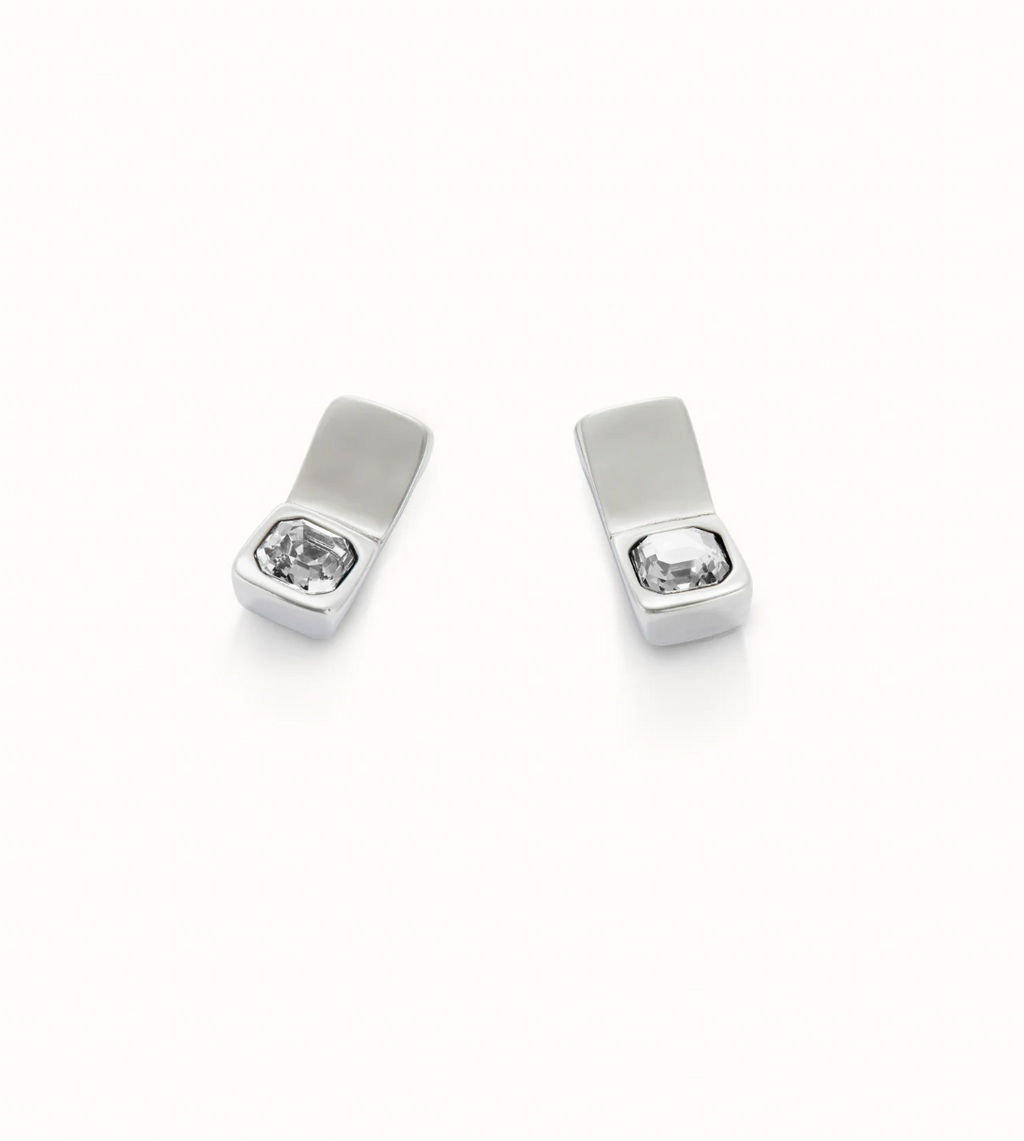 Pendientes bañados en plata de ley con forma rectangular y cristal blanco