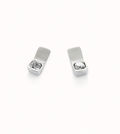 Pendientes bañados en plata de ley con forma rectangular y cristal blanco