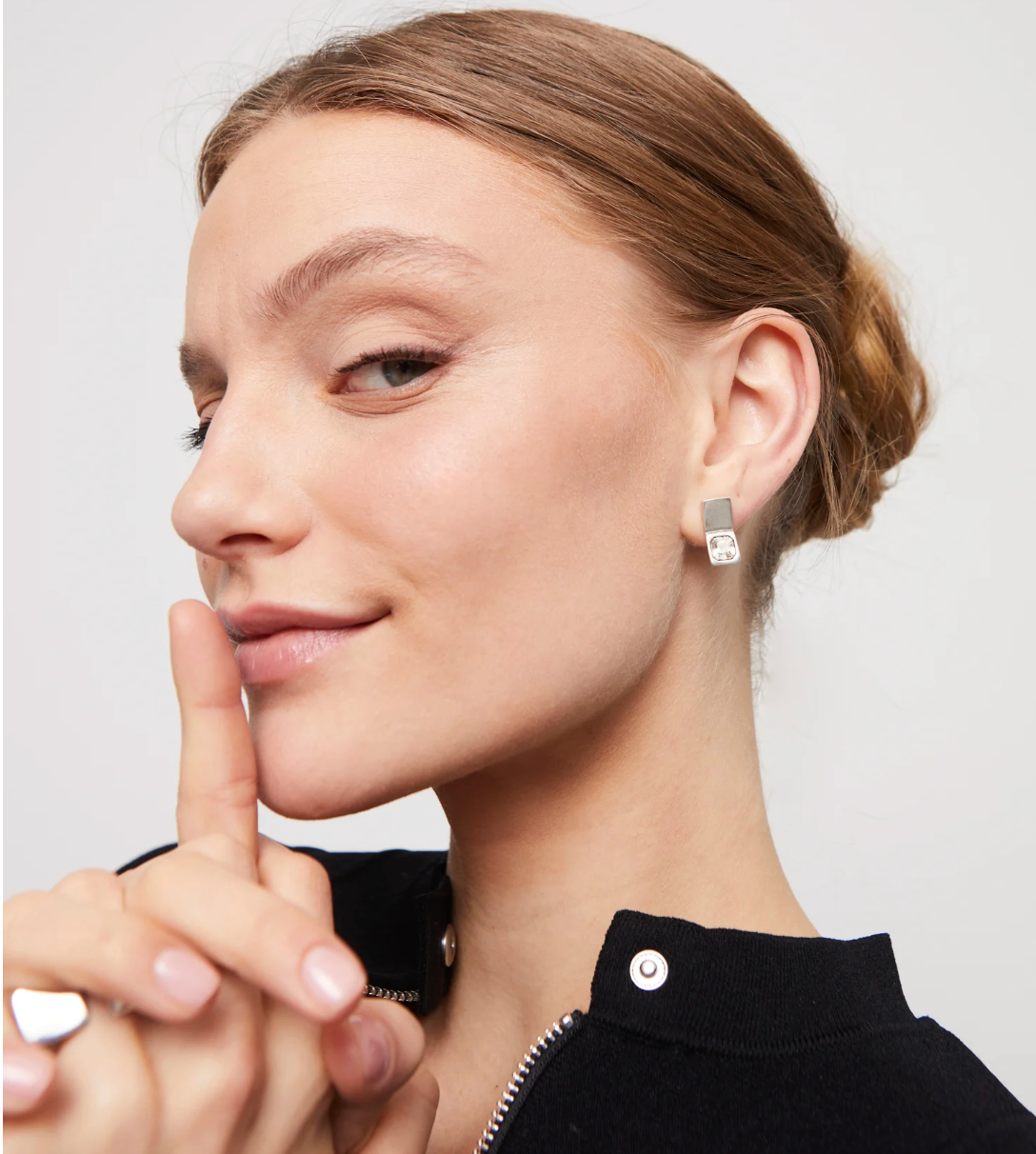 Pendientes bañados en plata de ley con forma rectangular y cristal blanco