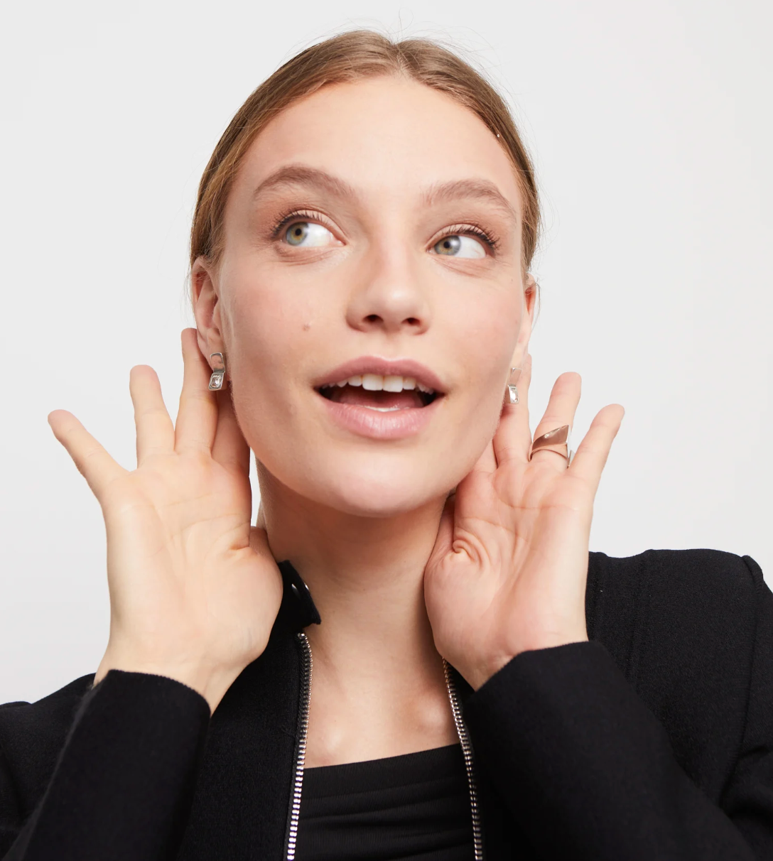 Pendientes bañados en plata de ley con forma rectangular y cristal blanco