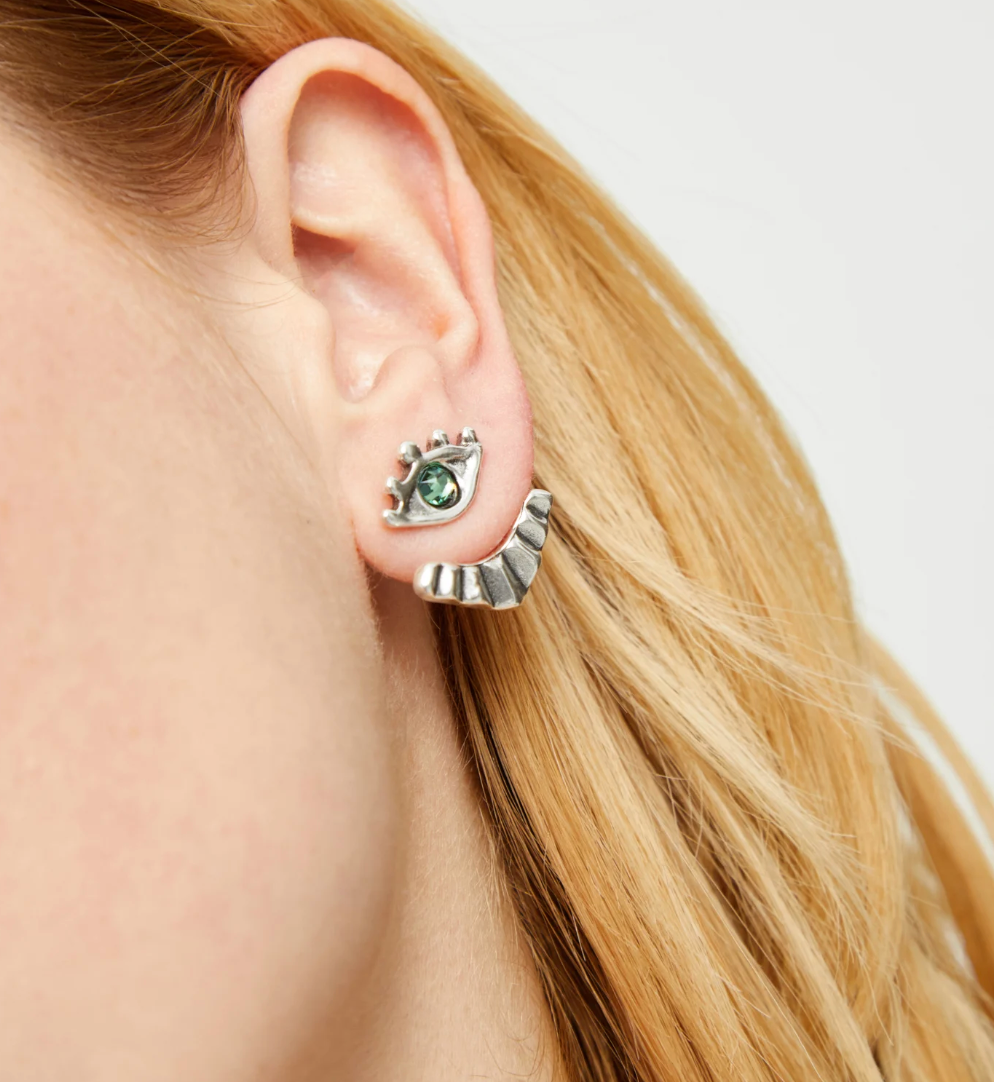 Pendientes bañados en plata en forma de ojo con pestañas y cristal facetado verde