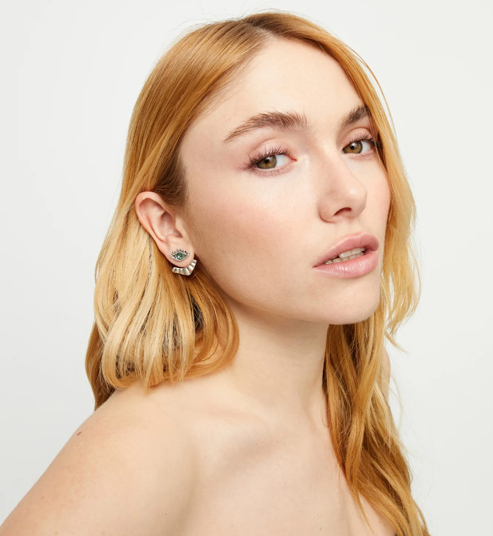 Pendientes bañados en plata en forma de ojo con pestañas y cristal facetado verde