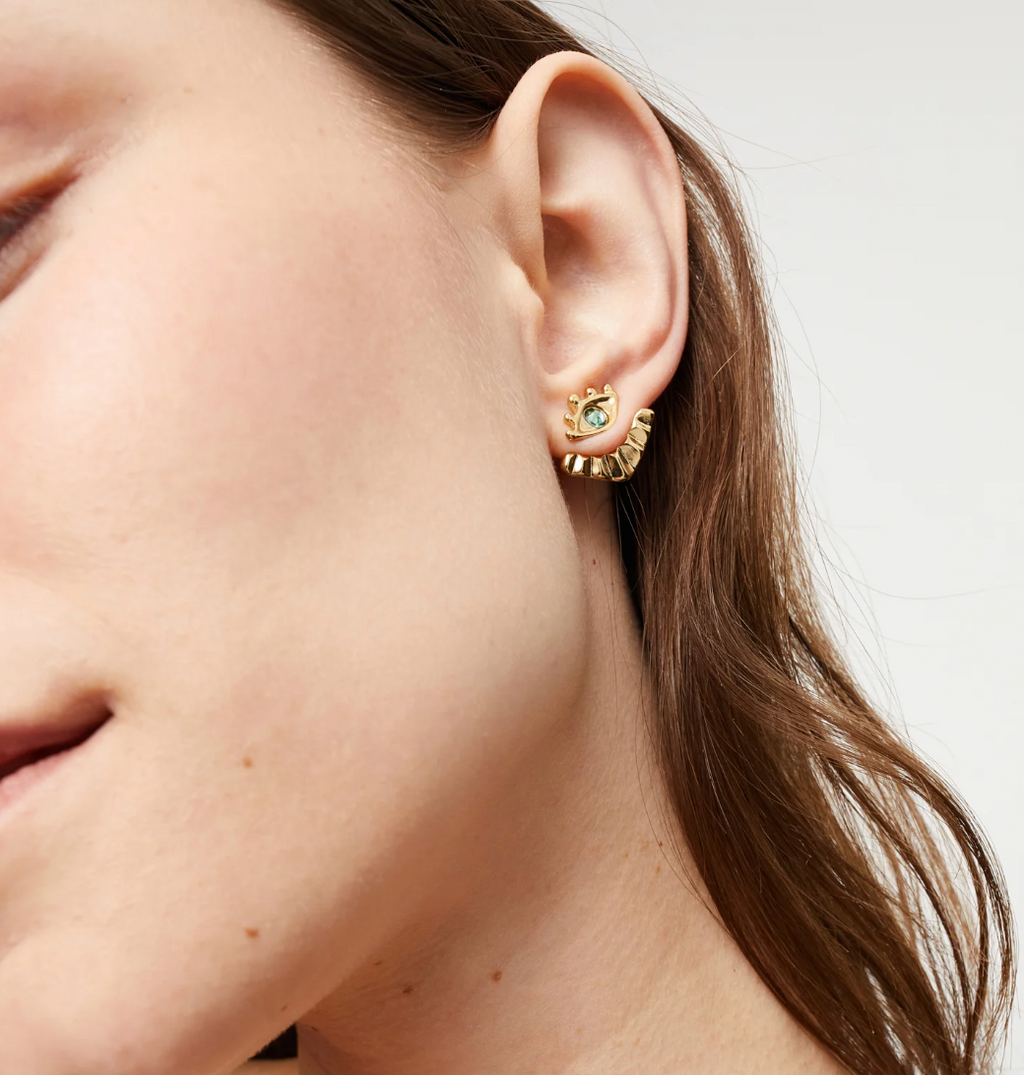 Pendientes bañados en oro 18k en forma de ojo con pestañas y cristal facetado verde