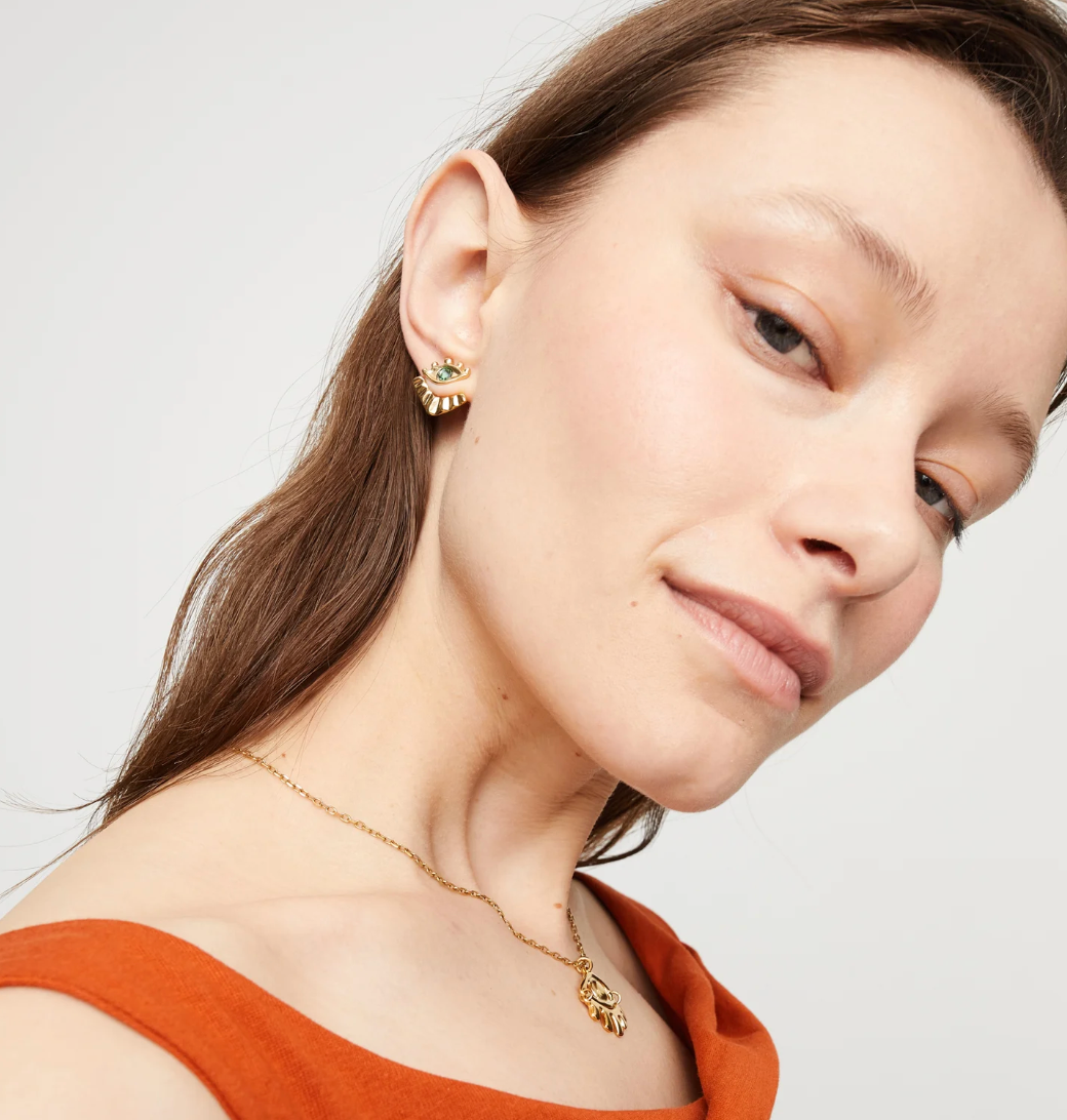 Pendientes bañados en oro 18k en forma de ojo con pestañas y cristal facetado verde