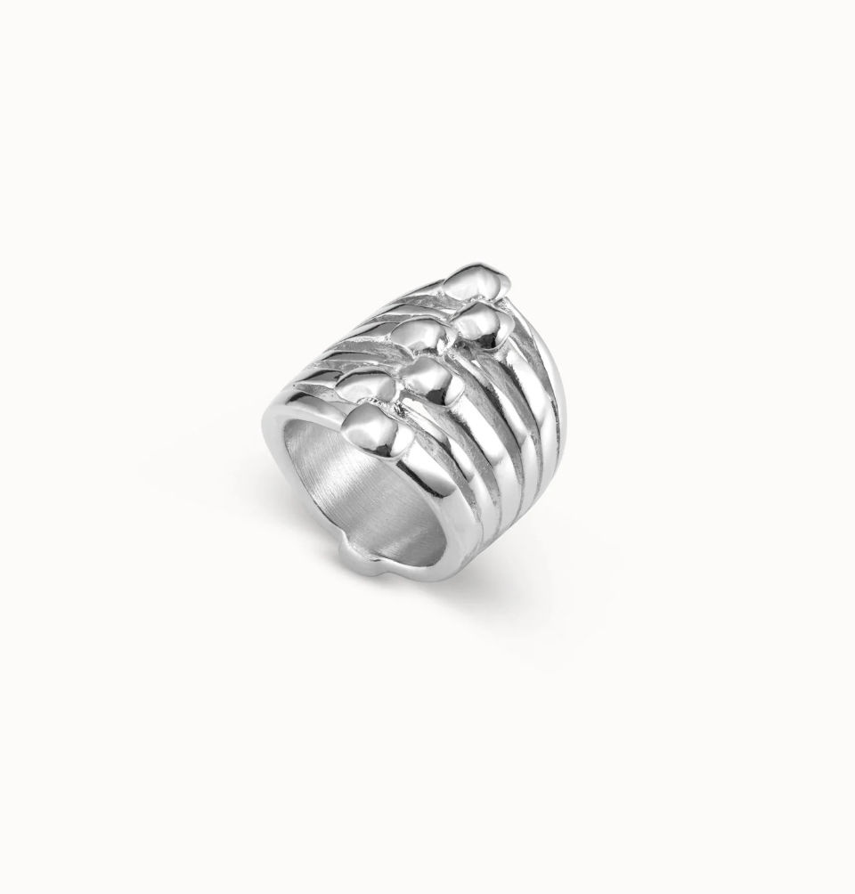 Anillo bañado en plata efecto múltiples con detalles de cabezas de clavo TALLA 21