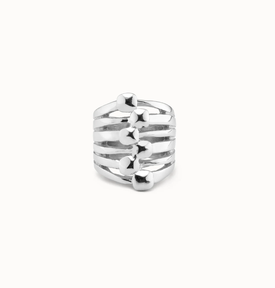 Anillo bañado en plata efecto múltiples con detalles de cabezas de clavo TALLA 21