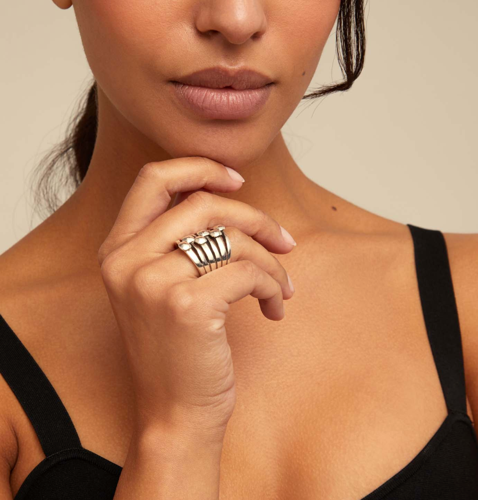 Anillo bañado en plata efecto múltiples con detalles de cabezas de clavo TALLA 21