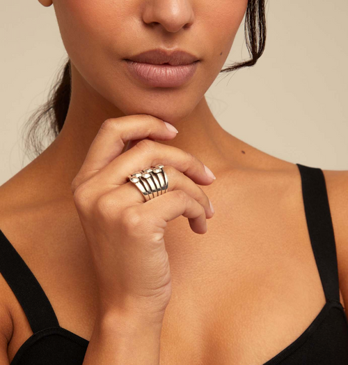 Anillo bañado en plata efecto múltiples con detalles de cabezas de clavo TALLA 21