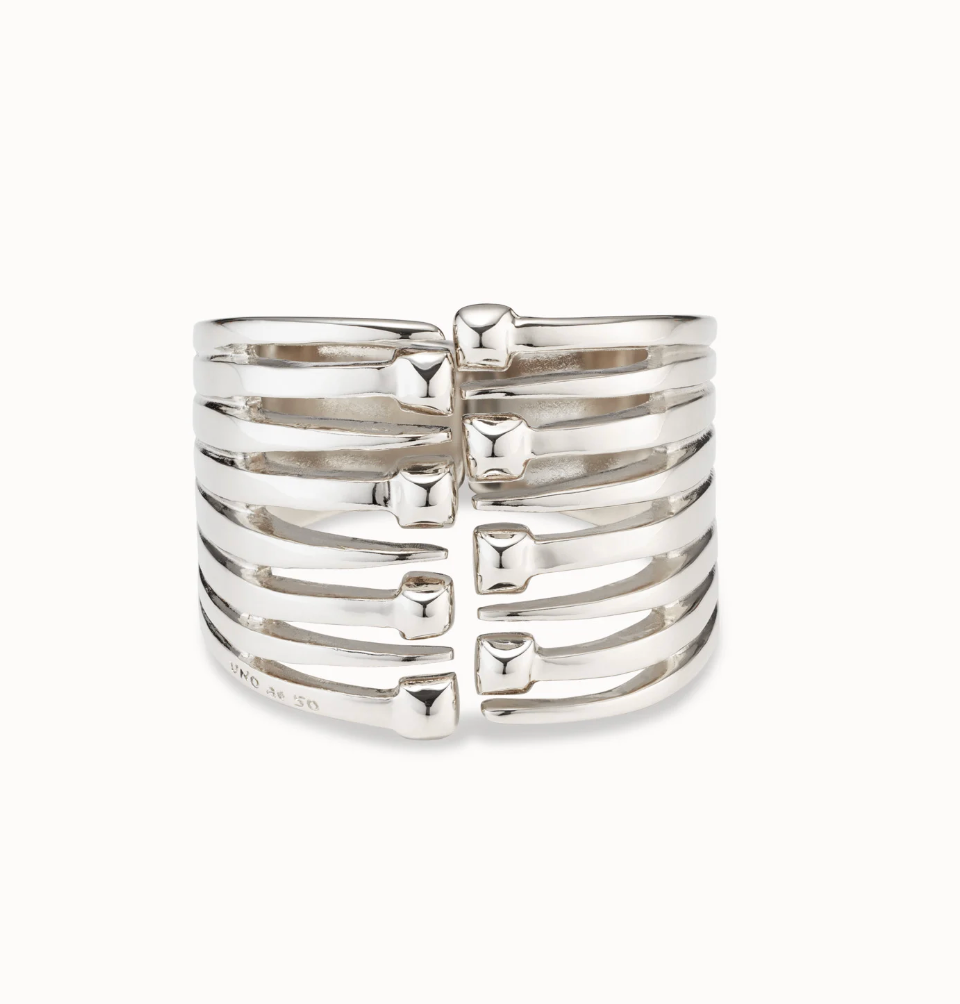 Pulsera bañada en plata de ley con múltiples cabezas de clavo