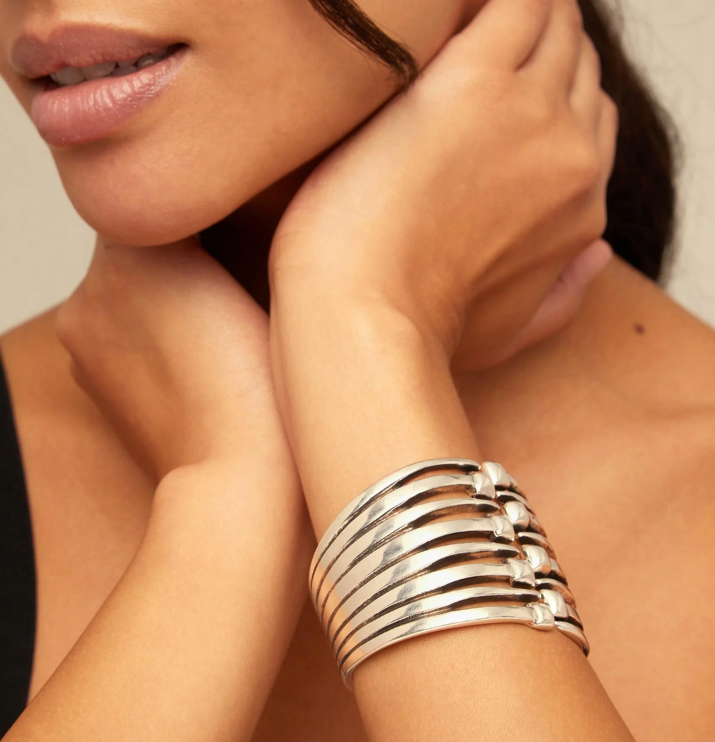 Pulsera bañada en plata de ley con múltiples cabezas de clavo