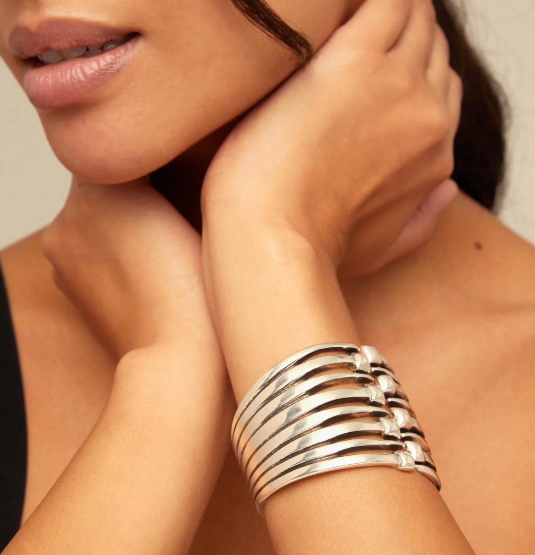 Pulsera bañada en plata de ley con múltiples cabezas de clavo