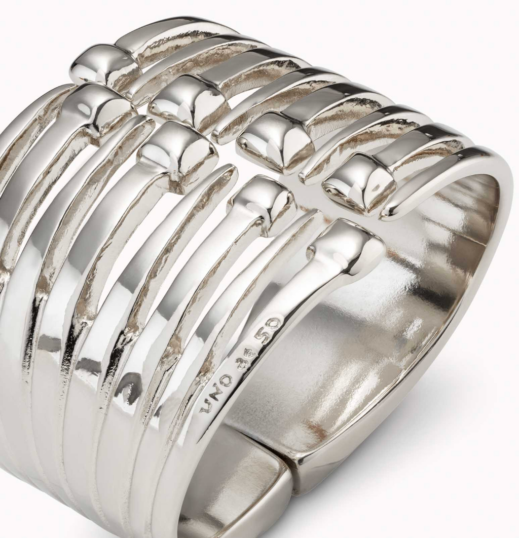 Pulsera bañada en plata de ley con múltiples cabezas de clavo