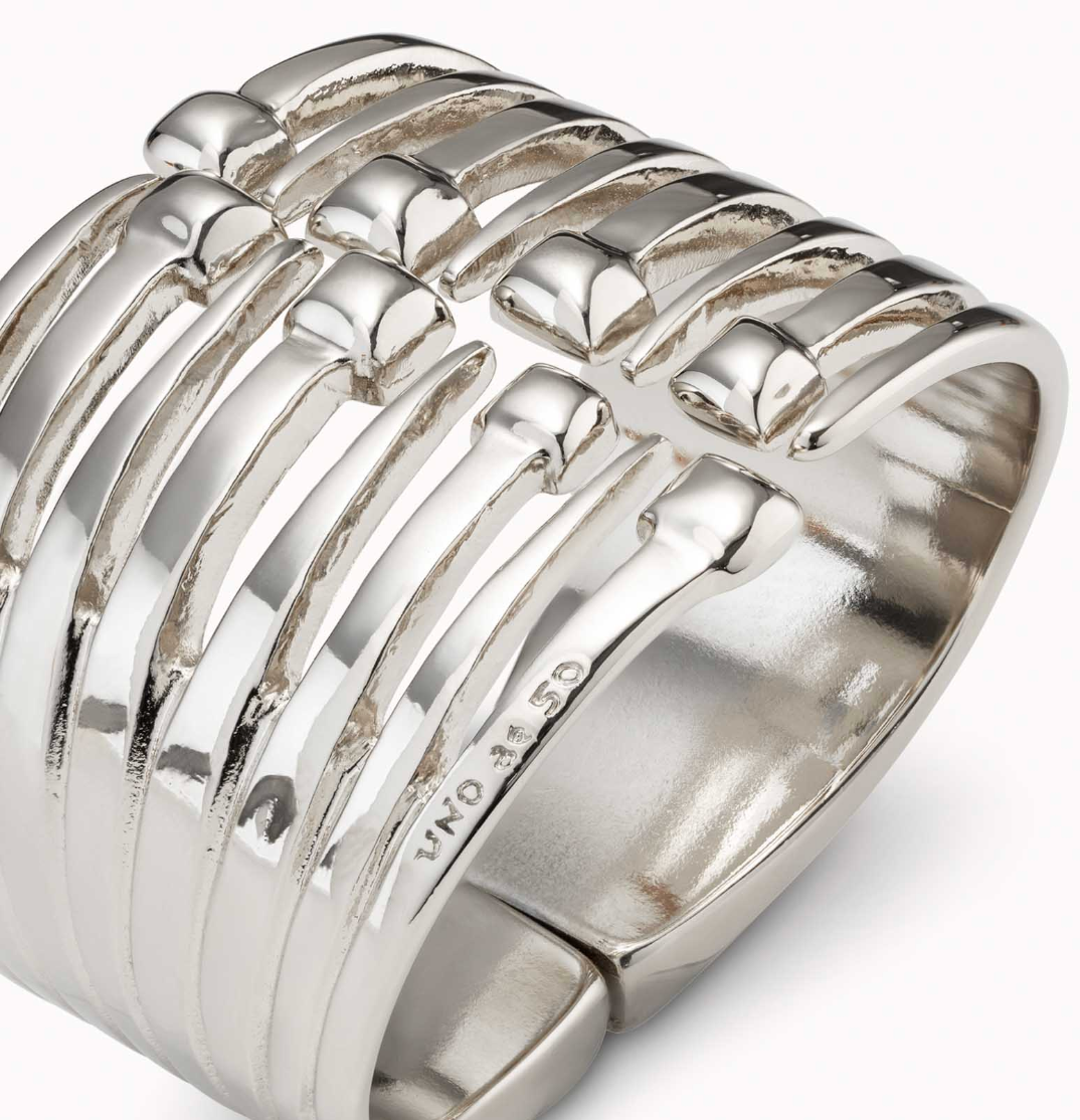 Pulsera bañada en plata de ley con múltiples cabezas de clavo