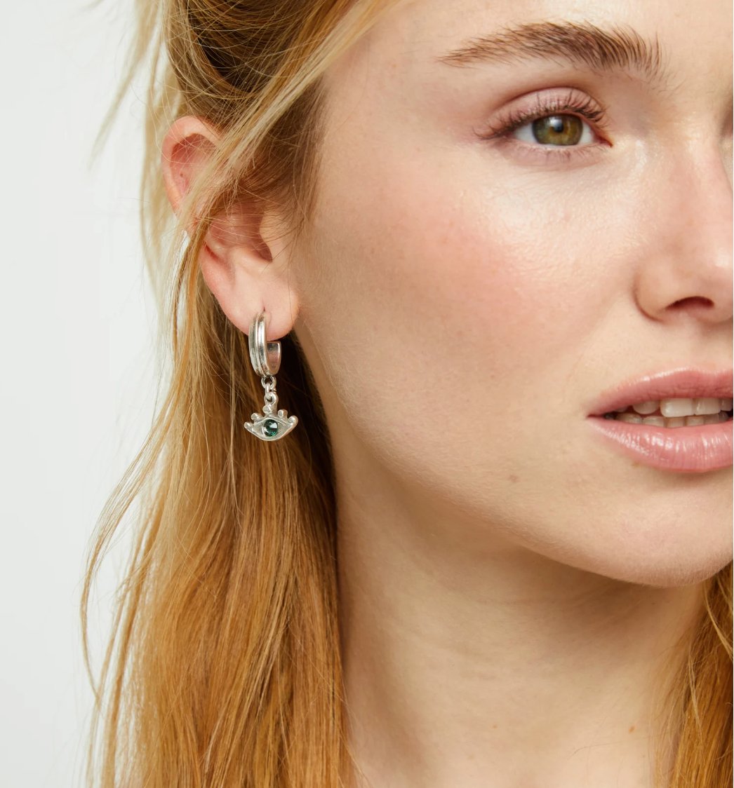 Pendientes de aro bañados en plata de ley con forma ojo y cristal facetado verde