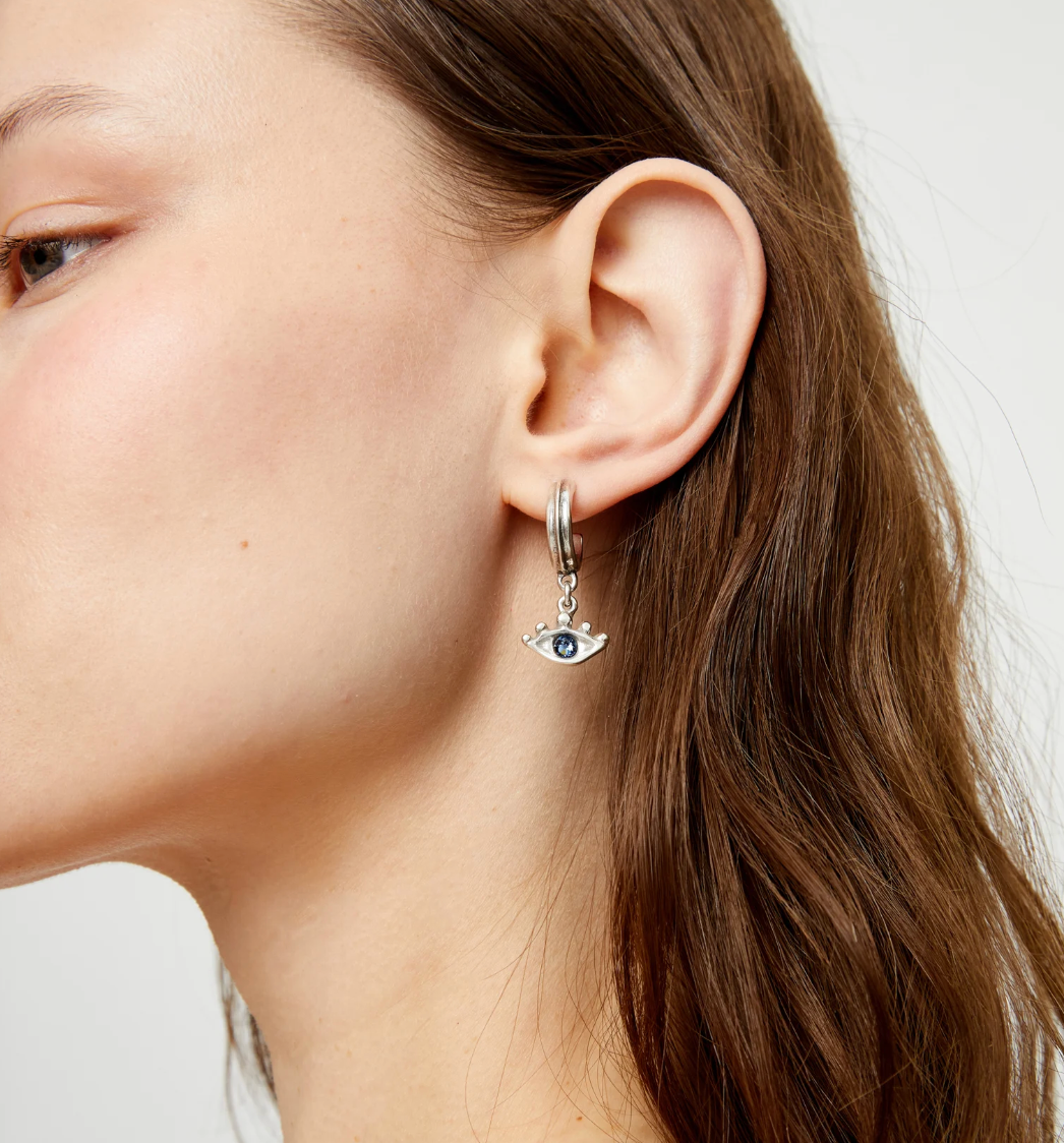 Pendientes de aro bañados en plata de ley con forma ojo y cristal facetado azul