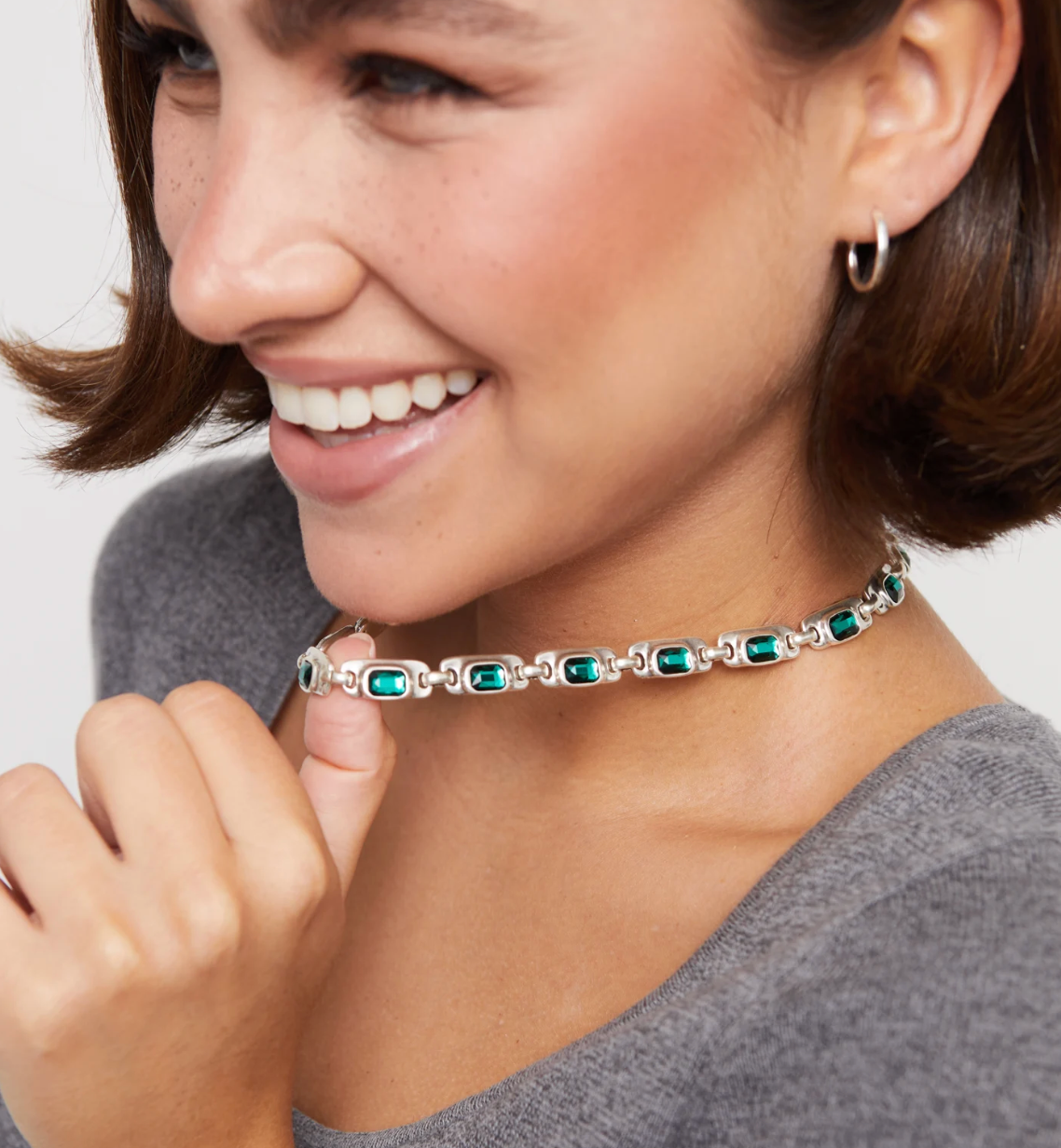 Collar bañado en plata de ley con cristales verdes