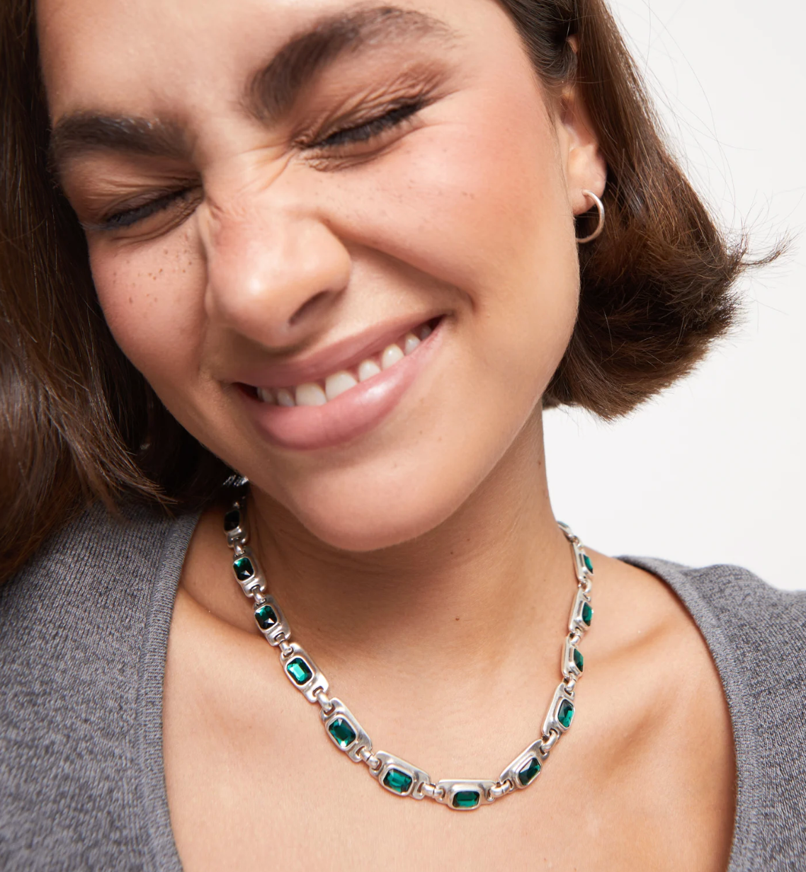 Collar bañado en plata de ley con cristales verdes