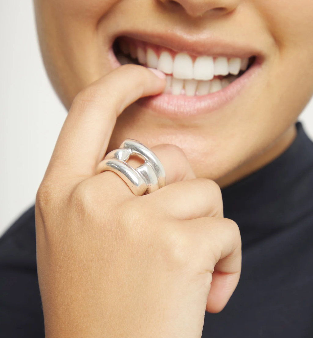 Anillo bañado en plata con 4 formas orgánicas entrelazadas TALLA 18