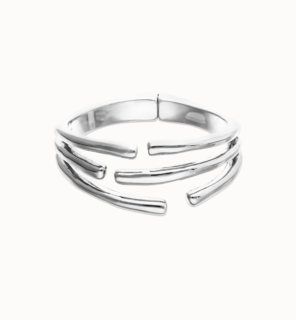 Pulsera rígida con múltiples formas orgánicas entrelazadas bañada en plata de ley