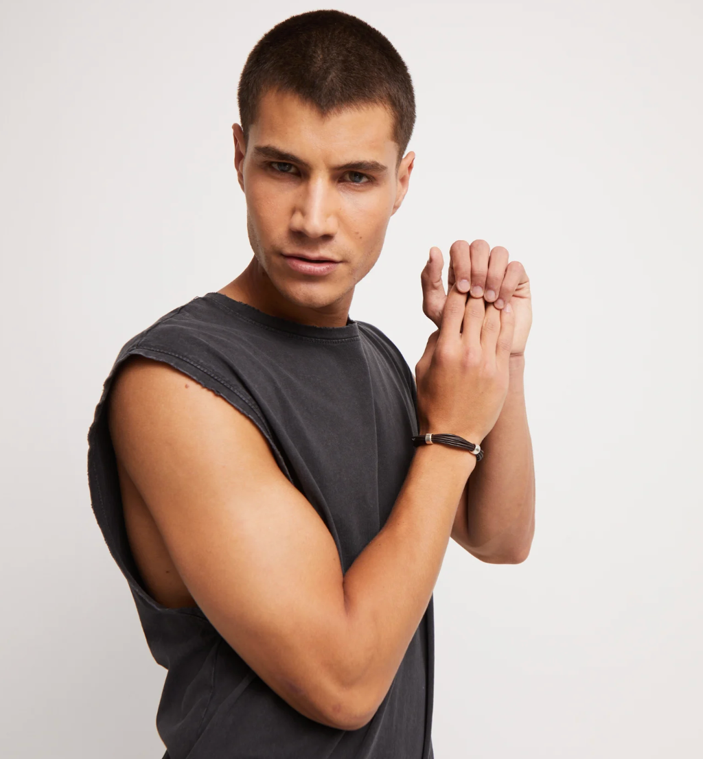 Pulsera cuero con 2 circunferencias bañadas en plata de ley