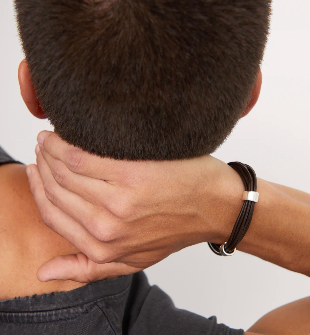 Pulsera cuero con 2 circunferencias bañadas en plata de ley