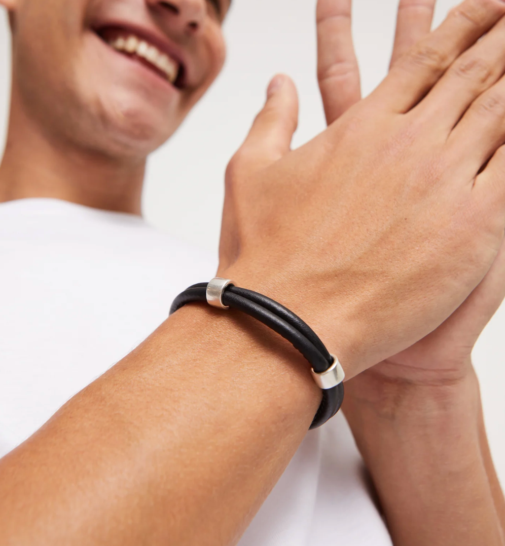 Pulsera doble cuero con 2 circunferencias bañadas en plata de ley