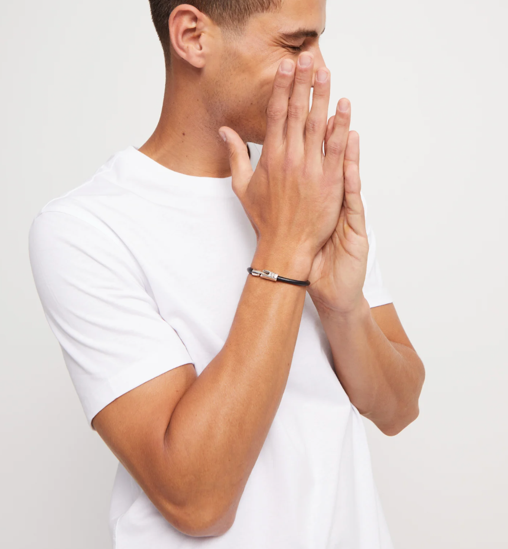 Pulsera de cuero color negro bañada en plata de ley