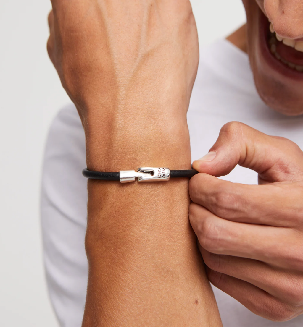 Pulsera de cuero color negro bañada en plata de ley
