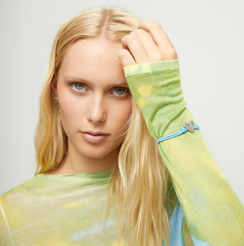 Pulsera de hilo elástico azul con corazón bañado en plata de ley