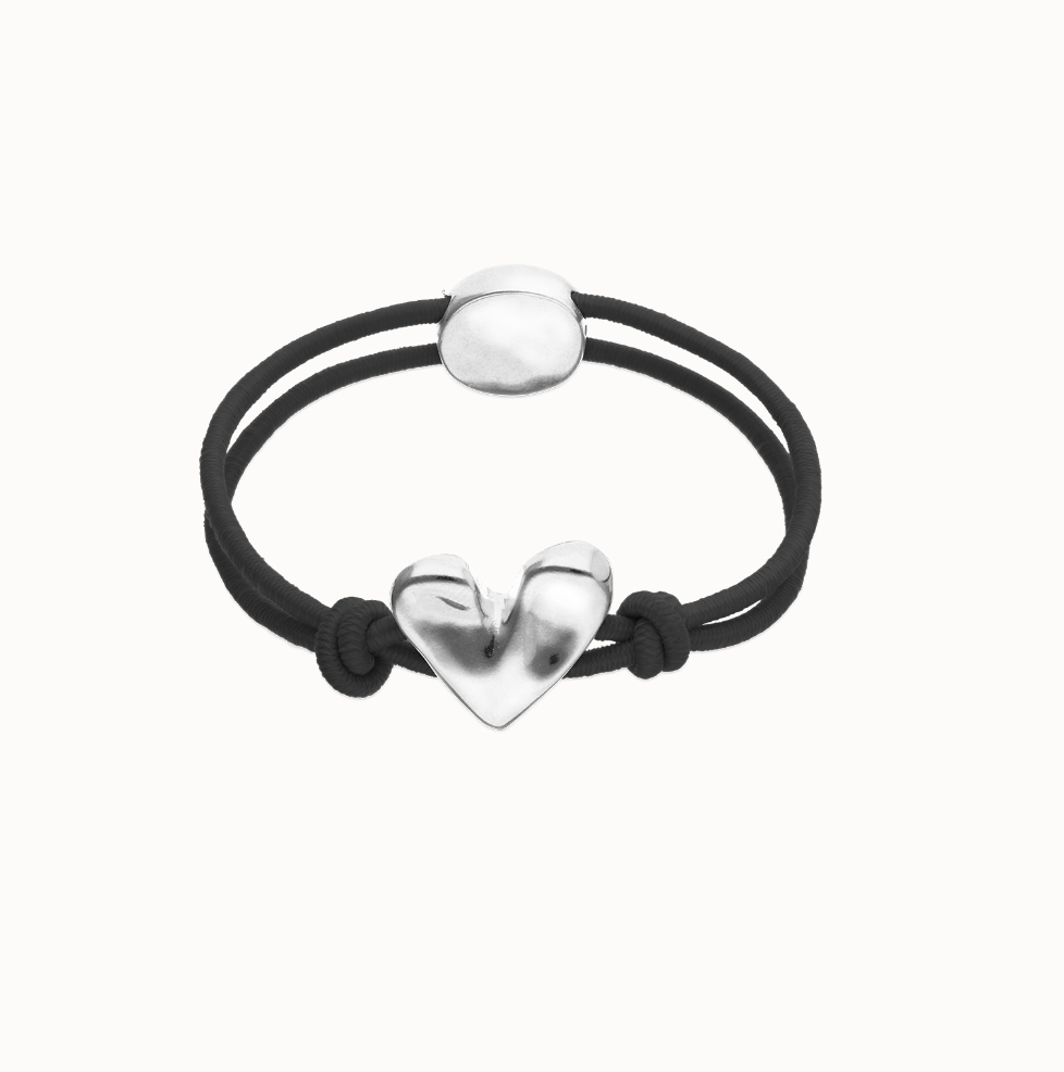 Pulsera de hilo elástico negro con corazón bañado en plata de ley