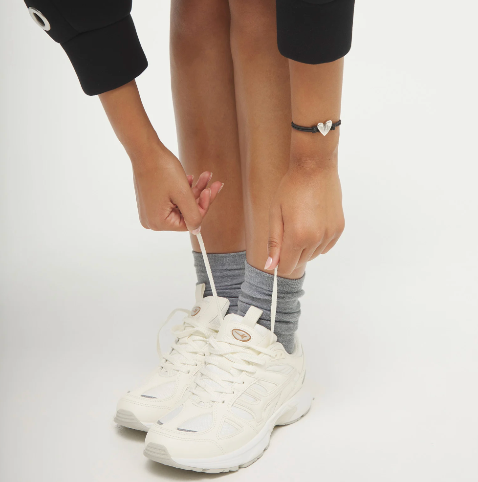 Pulsera de hilo elástico negro con corazón bañado en plata de ley