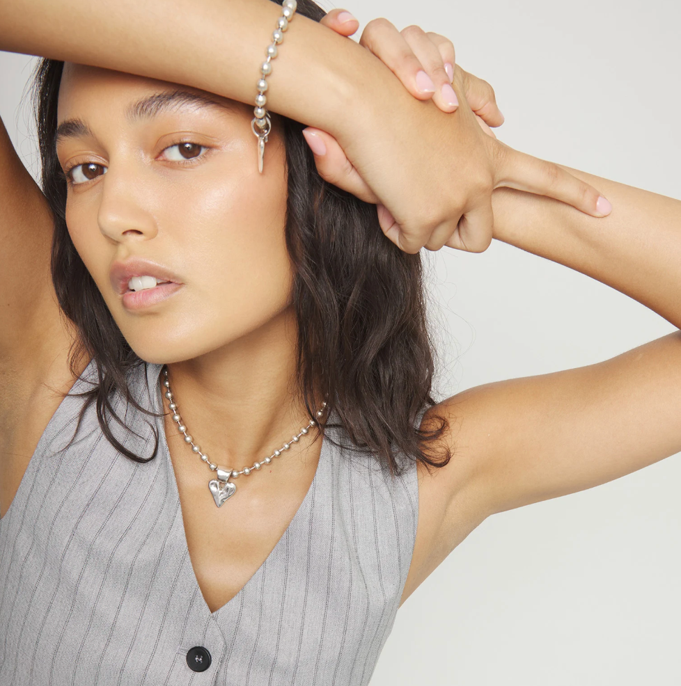 Collar con bolas bañado en plata de ley y detalle de corazón