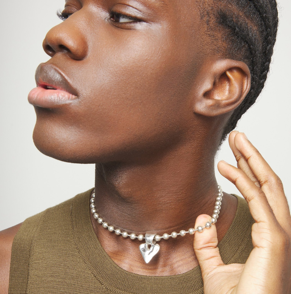 Collar con bolas bañado en plata de ley y detalle de corazón